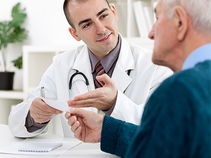 Doctor discussing kidney donor evaluation process with patient